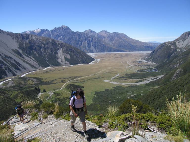 1589 - Wanderung zu Mueller Hut (Hintergrund das Village).JPG