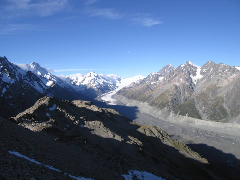 1679 - Hooker Valley (vorne links - Caroline Hut liegt bereits im Bergschatten).JPG