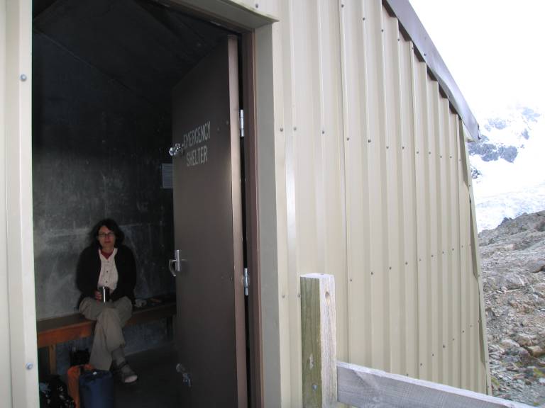 1681 - Der Emergency Shellter in der Caroline Hut.JPG