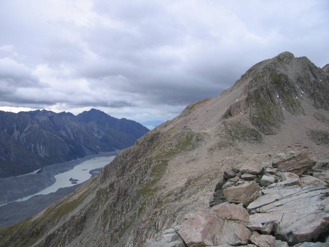 1696_Caroline Hut (mitte) vor  der Ball Ridge.JPG
