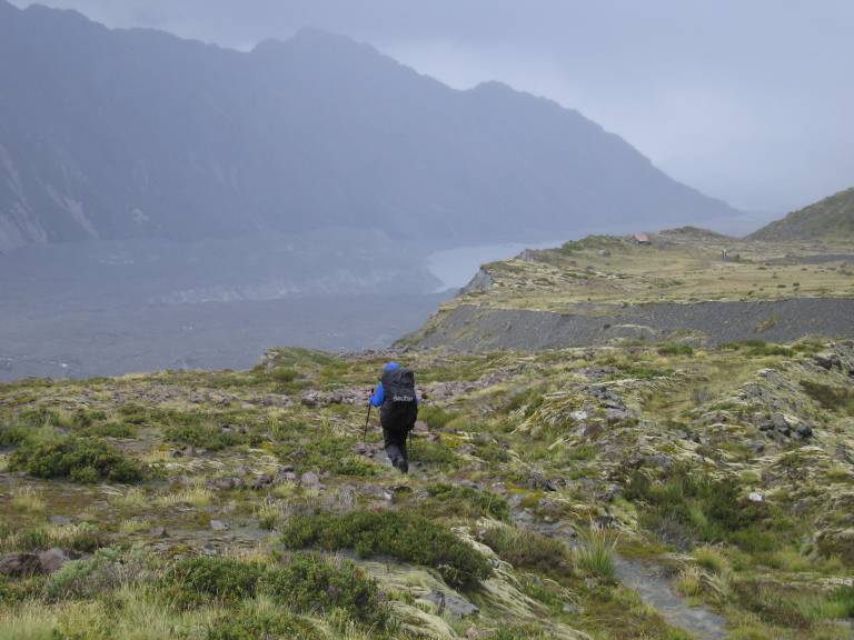 1717 - Auf der Moraene im Hooker Valley (Hintergrund die kl. Schutzhuette).JPG